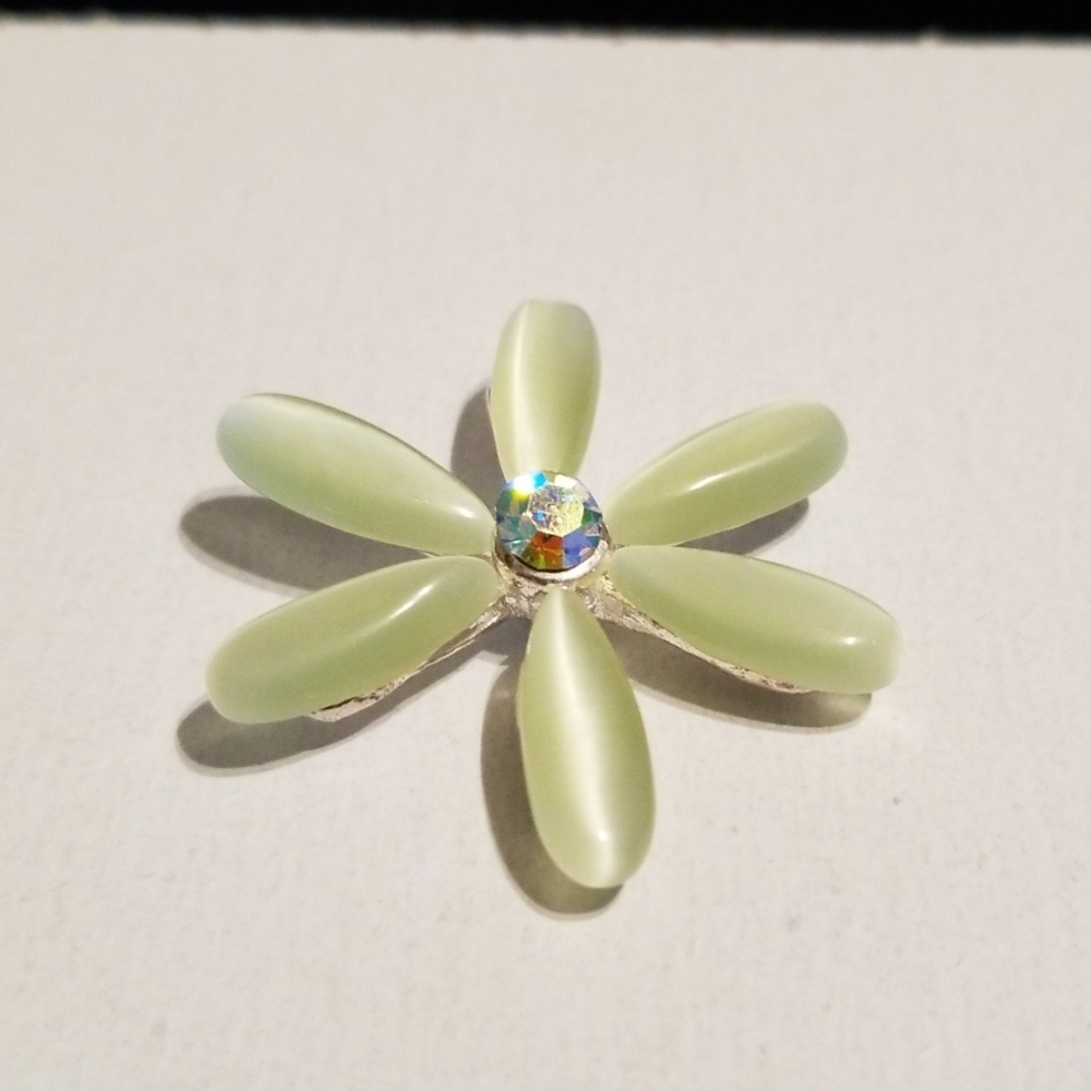 Beutiful flower brooch pin